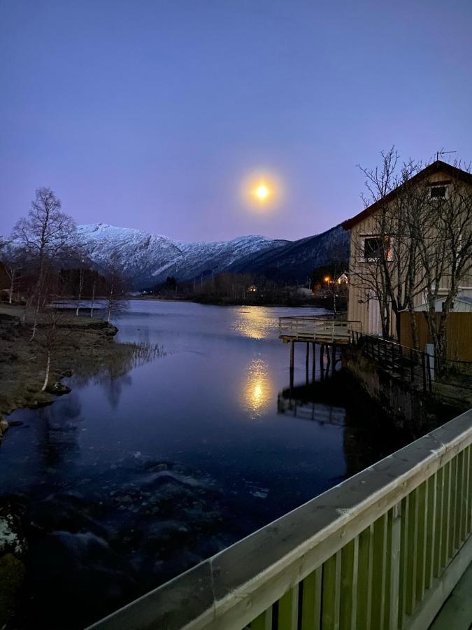 House On The Lake Bogen Екстериор снимка